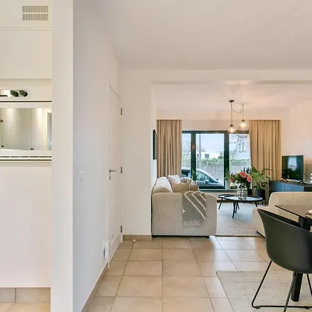 Spacious And Beautifully Renovated Town House Ferienhaus